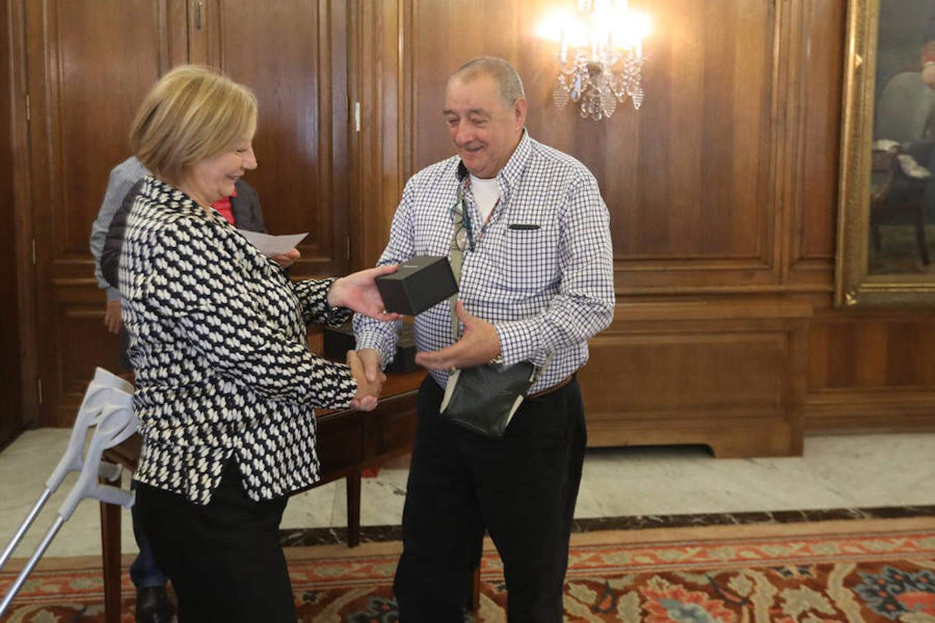 José González Ramos, operario de oficios varios, recibe el reloj de recuerdo de manos de la alcaldesa. En 1985 se incorporo a la plantilla municipal.