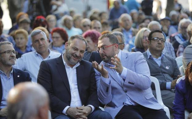 José Luis Ábalos y Adrián Barbón conversan en el acto electoral celebrado en Sama.