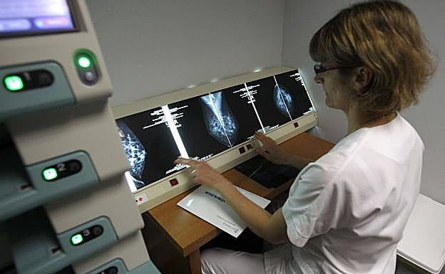 El Principado actualiza su protocolo para atender a las mujeres que padecen cáncer de mama en Asturias