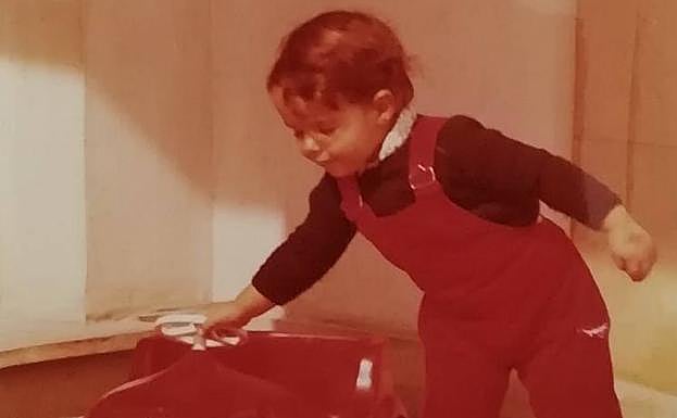 Uno de los primeros regalos que recibió fue un bólido. 