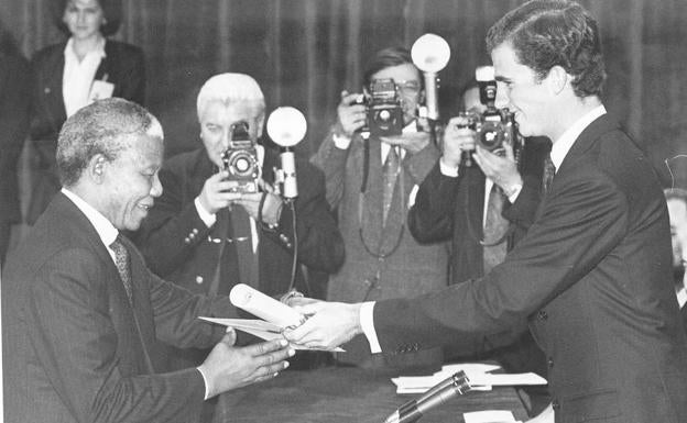 Nelson Mandela, recibe premio Príncipe de Asturias de Cooperación Internacional de manos de Felipe de Borbón.