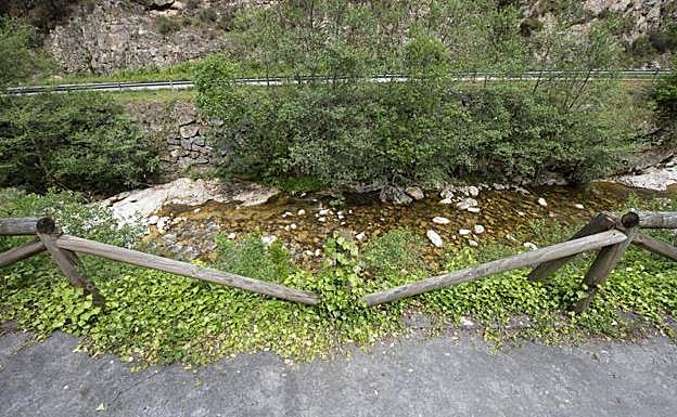 Valla rota en la Senda del Oso.