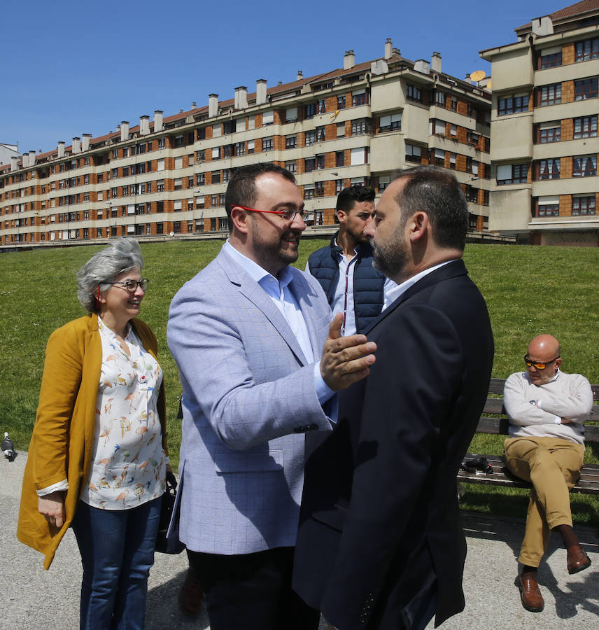 El ministro de Fomento, José Luis Ábalos, visita Gijón, acompañado de la vicesecretaria general del PSOE, Adriana Lastra y el candidato socialista a la Presidencia del Principado, Adrián Barbón. 