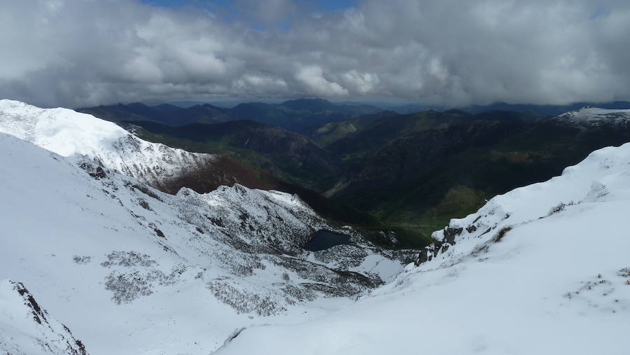 Las nevadas caídas estos días atrás en las zonas más altas de Asturias, han permitido realizar incluso travesías de nieve, como la ruta que lleva a El Cabril.