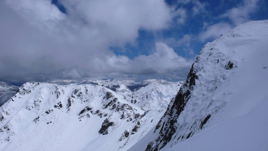 Las nevadas caídas estos días atrás en las zonas más altas de Asturias, han permitido realizar incluso travesías de nieve, como la ruta que lleva a El Cabril.