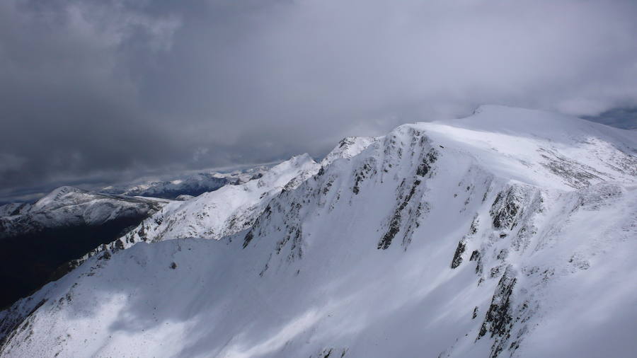 Las nevadas caídas estos días atrás en las zonas más altas de Asturias, han permitido realizar incluso travesías de nieve, como la ruta que lleva a El Cabril.
