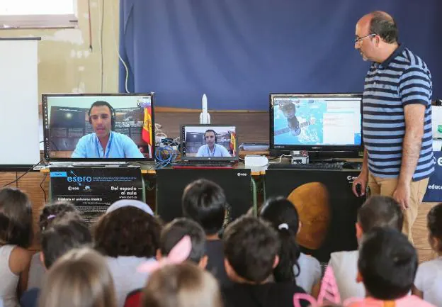 La videoconferencia de ayer en el colegio saregano. 