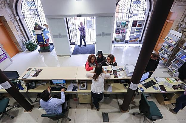 Los técnicos atienden a los turistas en la oficina de la calle Ruiz Gómez. 