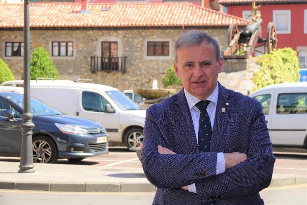 Emilio García Longo en la plaza del Cañón de la villa. 