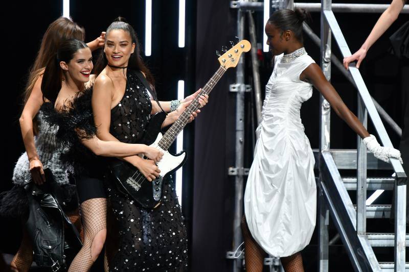 El festival de Cannes ha celebrado una de las jornadas más esperadas, una gala para recaudar fondos contra el sida. No han faltado las caras conocidas, los vestidos de infarto y el más divertido espectáculo.