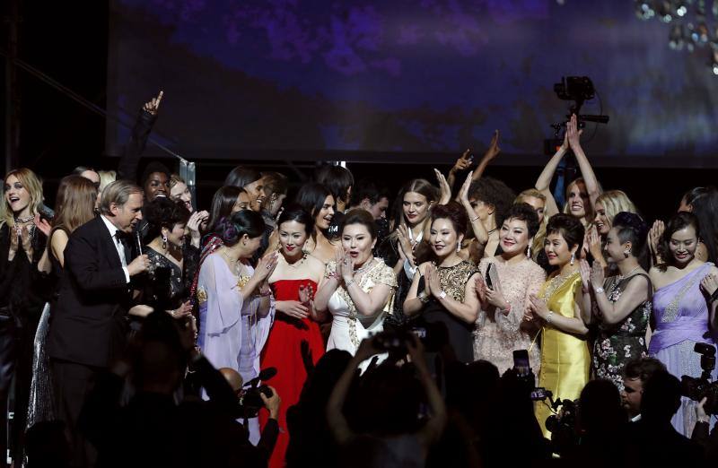 El festival de Cannes ha celebrado una de las jornadas más esperadas, una gala para recaudar fondos contra el sida. No han faltado las caras conocidas, los vestidos de infarto y el más divertido espectáculo.