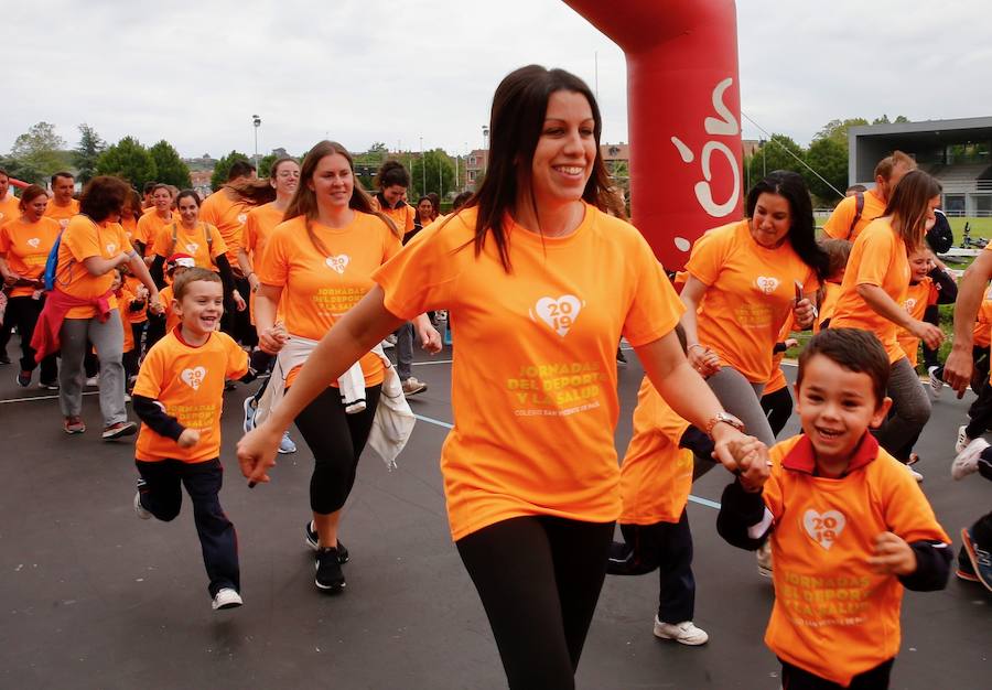 Los alumnos del colegio de San Vicente de Paul y sus familiares han participado esta mañana en la una carrera solidaria en Las Mestas. Los fondos recaudados se destinarán a comprar un desfibrilador para el colegio. La carrera ha sido el broche final de las Jornadas del Deporte, que celebra el colegio cada año. 