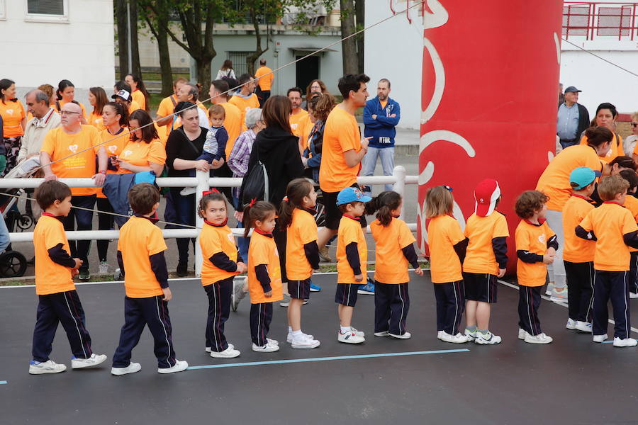 Los alumnos del colegio de San Vicente de Paul y sus familiares han participado esta mañana en la una carrera solidaria en Las Mestas. Los fondos recaudados se destinarán a comprar un desfibrilador para el colegio. La carrera ha sido el broche final de las Jornadas del Deporte, que celebra el colegio cada año. 