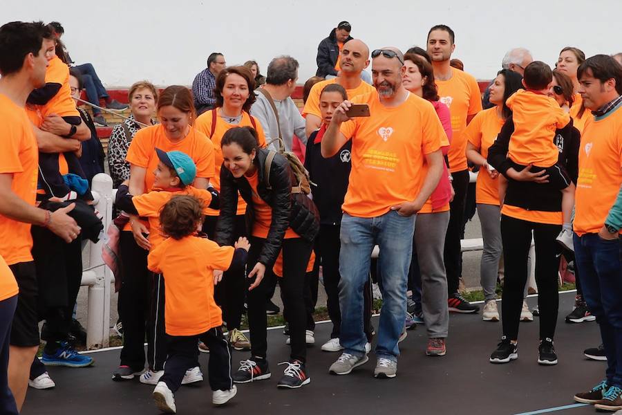 Los alumnos del colegio de San Vicente de Paul y sus familiares han participado esta mañana en la una carrera solidaria en Las Mestas. Los fondos recaudados se destinarán a comprar un desfibrilador para el colegio. La carrera ha sido el broche final de las Jornadas del Deporte, que celebra el colegio cada año. 