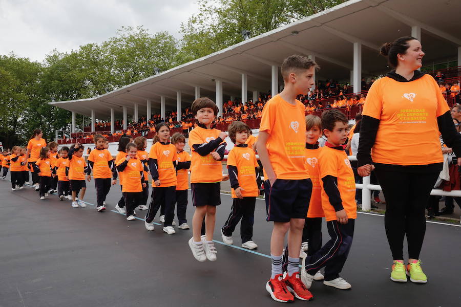 Los alumnos del colegio de San Vicente de Paul y sus familiares han participado esta mañana en la una carrera solidaria en Las Mestas. Los fondos recaudados se destinarán a comprar un desfibrilador para el colegio. La carrera ha sido el broche final de las Jornadas del Deporte, que celebra el colegio cada año. 