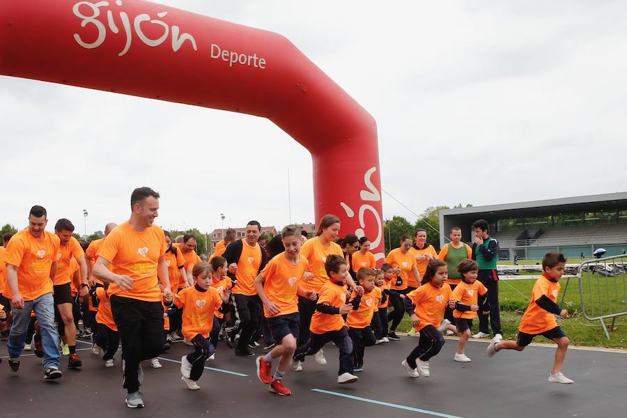 Los alumnos del colegio de San Vicente de Paul y sus familiares han participado esta mañana en la una carrera solidaria en Las Mestas. Los fondos recaudados se destinarán a comprar un desfibrilador para el colegio. La carrera ha sido el broche final de las Jornadas del Deporte, que celebra el colegio cada año. 