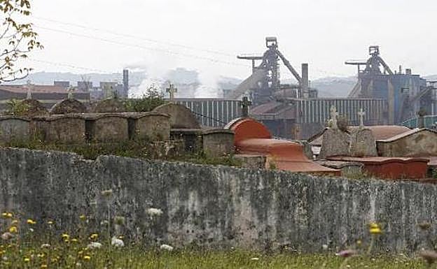 Los dos hornos altos de la planta gijonesa de Arcelor, vistos desde la parroquia de Monteana. 