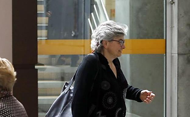 La exconsejera de Cultura, Ana González, a su llegada a la Audiencia Provincial. 