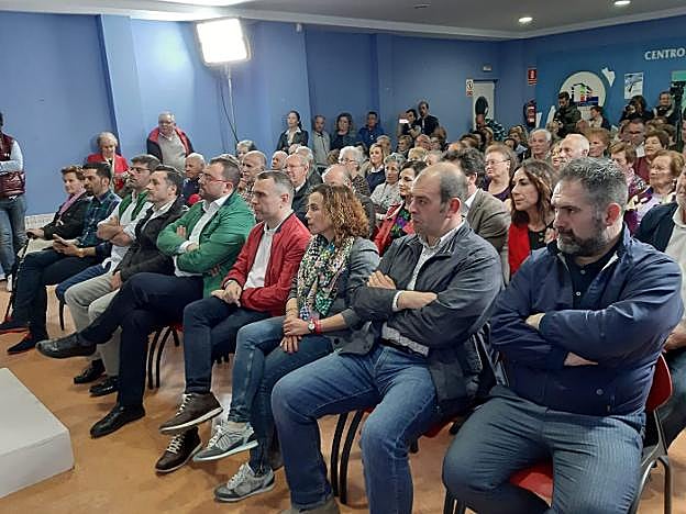 Iván Fernández presentó ayer su equipo con el apoyo de Barbón. 