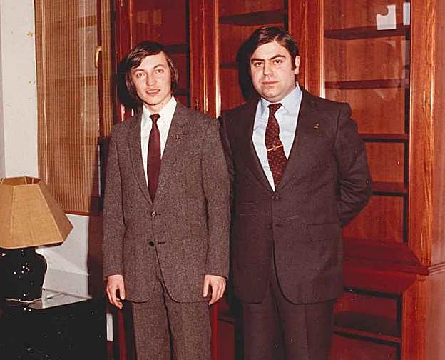 Ajedrez. Alfredo Canteli con el gran maestro internacional Anatoli Kárpov en 1981.