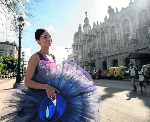 La bailarina Viengsay Valdés, que hoy encarnará a 'La Cenicienta'. :: E. C.