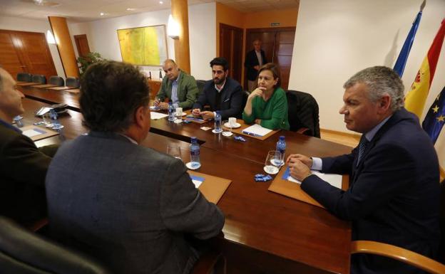 Carmen Moriyón y Belarmino Feito (derecha), durante la reunión mantenida este jueves.