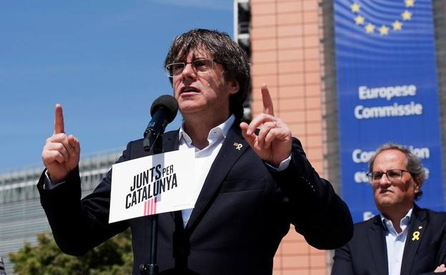 Carles Puigdemont (i), junto al presidente catalán Quim Torra (d), ofrece una rueda de prensa este viernes en Bruselas, Bélgica.