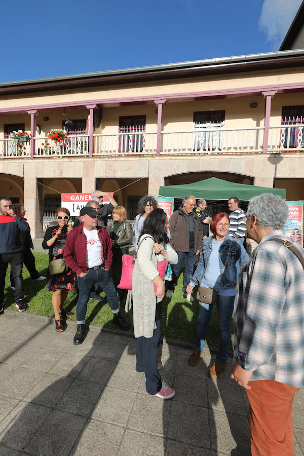 Ganemos Avilés antes de iniciar la fiesta de fin de campaña.