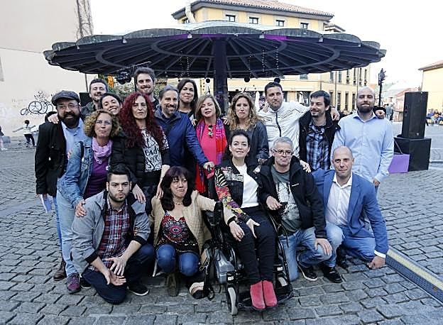 Los integrantes de Somos Oviedo, durante el cierre de campaña en la plaza del Paraguas.
