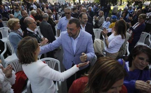 Adrián Barbón, en un acto político en Sama de Langreo. 