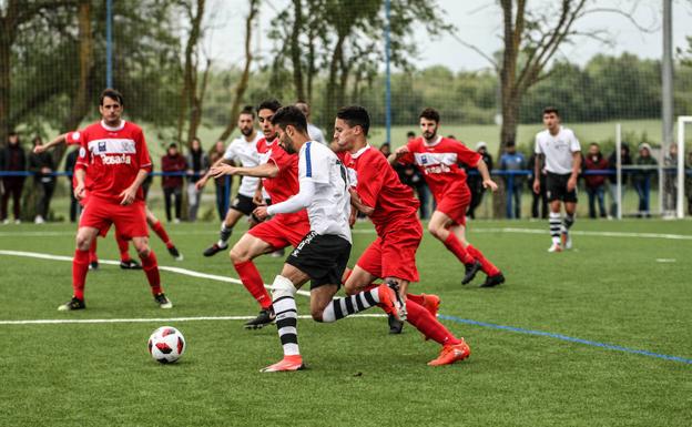 Momento del partido entre el San Ignacio y el Marino de Luanco.