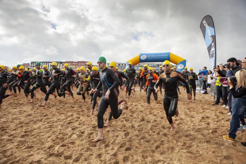 Más de 200 atletas han tomado parte en el XI Triatlón Villa de Gijón, que se ha celebrado en la playa de Poniente.