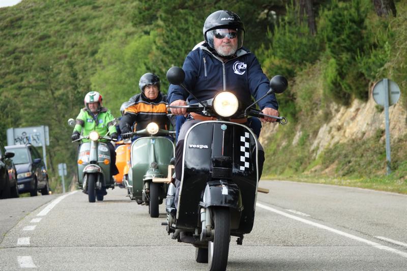 Más de 120 vespas y lambrettas han participado en una nueva edición de la Subida al Fitu, una cita que tras once años ya está más que consolidada en el calendario festivo del oriente de Asturias.