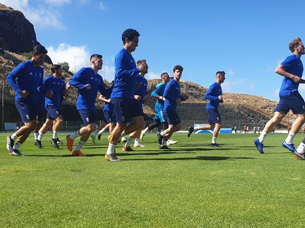 El conjunto oviedista se ejercitó a su llegada a la isla de Tenerife. 