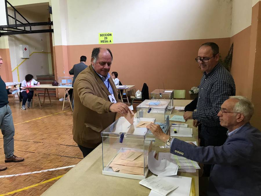 Carlos Martínez Guardado, candidato de Foro, en el IES Número 5