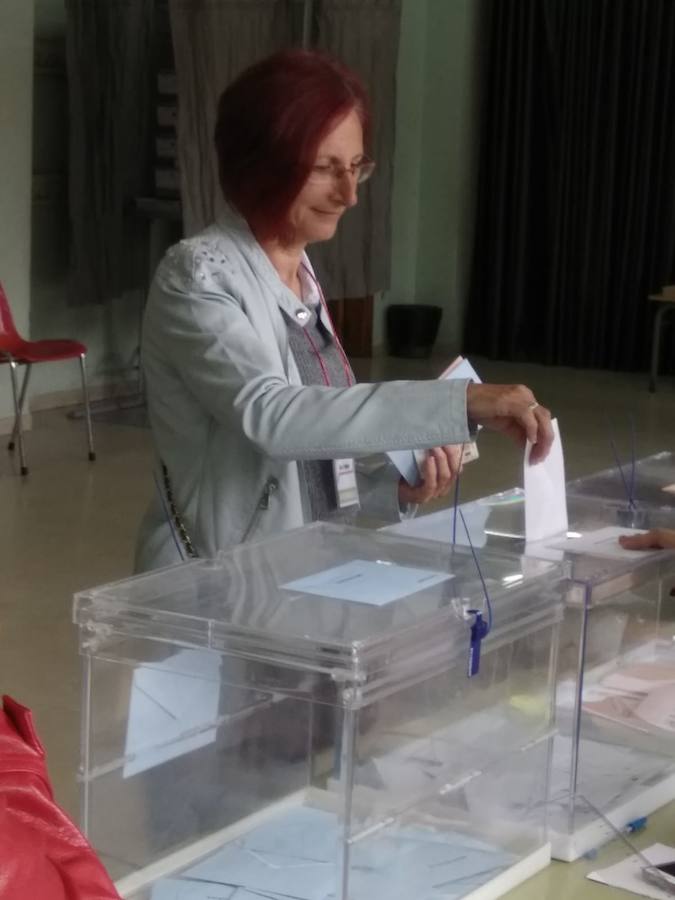 Covadonga Barroso, candidata de Ganemos, en el colegio de La Carriona.