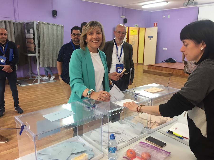 Esther Llamazares, candidata del PP, en el colegio Enrique Alonso.