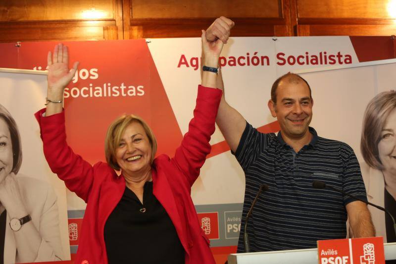 Mariví Monteserín fue recibida entre aplausos y besos tras la contundente victoria de los socialistas en Avilés.