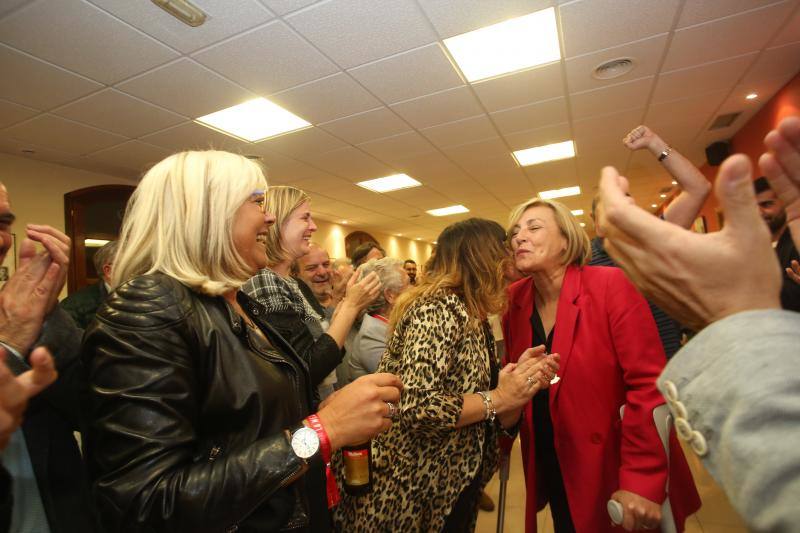 Mariví Monteserín fue recibida entre aplausos y besos tras la contundente victoria de los socialistas en Avilés.