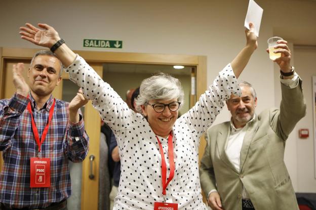 Ana González celebra su éxito acompañada por Iván Fernández Ardura y Fermín Solares.