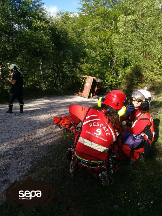 Un momento del rescate en una senda de Brañagallones, en el concejo de Caso. 