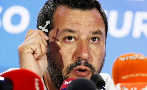 Matteo Salvini, durante la rueda de prensa la noche del domingo con un pequeño crucifijo en la mano.