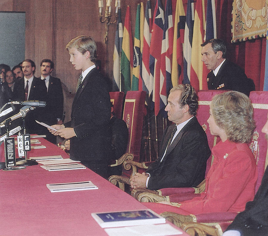 El rey Juan Carlos ha anunciado, este lunes, su voluntad y deseo de dejar de desarrollar actividades institucionales y completar su retirada de la vida pública a partir del 2 de junio, al cumplirse cinco años de la abdicación.