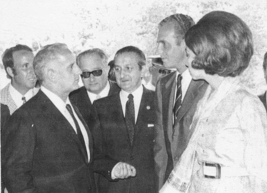 El rey Juan Carlos ha anunciado, este lunes, su voluntad y deseo de dejar de desarrollar actividades institucionales y completar su retirada de la vida pública a partir del 2 de junio, al cumplirse cinco años de la abdicación.