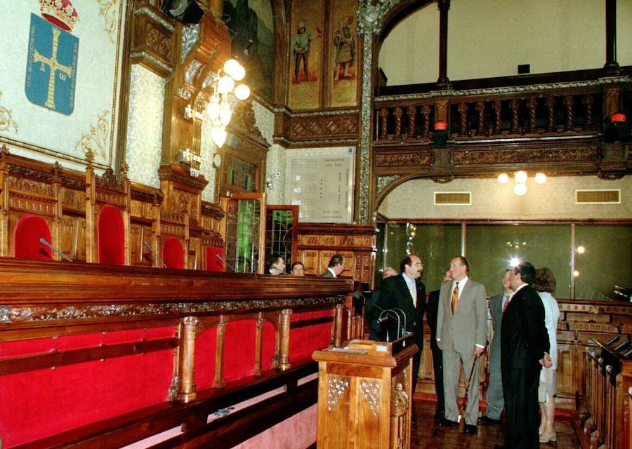 El rey Juan Carlos ha anunciado, este lunes, su voluntad y deseo de dejar de desarrollar actividades institucionales y completar su retirada de la vida pública a partir del 2 de junio, al cumplirse cinco años de la abdicación.