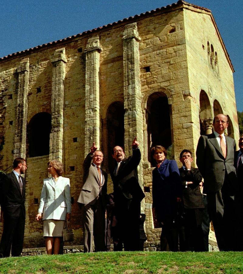 El rey Juan Carlos ha anunciado, este lunes, su voluntad y deseo de dejar de desarrollar actividades institucionales y completar su retirada de la vida pública a partir del 2 de junio, al cumplirse cinco años de la abdicación.