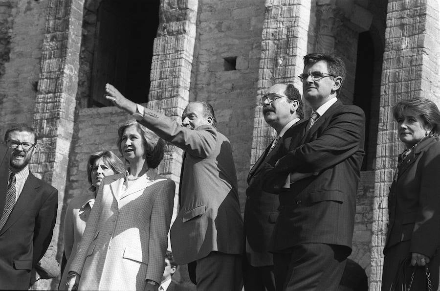 El rey Juan Carlos ha anunciado, este lunes, su voluntad y deseo de dejar de desarrollar actividades institucionales y completar su retirada de la vida pública a partir del 2 de junio, al cumplirse cinco años de la abdicación.