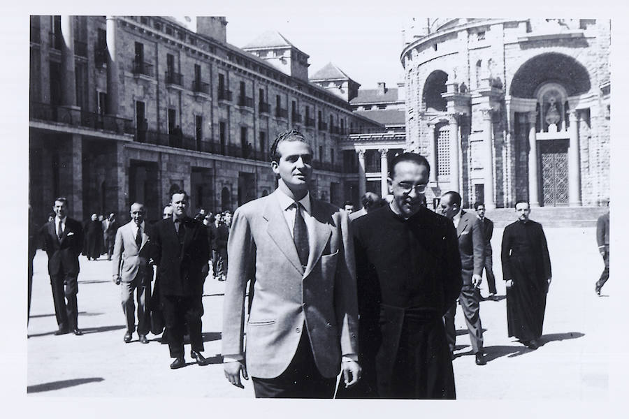 El rey Juan Carlos ha anunciado, este lunes, su voluntad y deseo de dejar de desarrollar actividades institucionales y completar su retirada de la vida pública a partir del 2 de junio, al cumplirse cinco años de la abdicación.