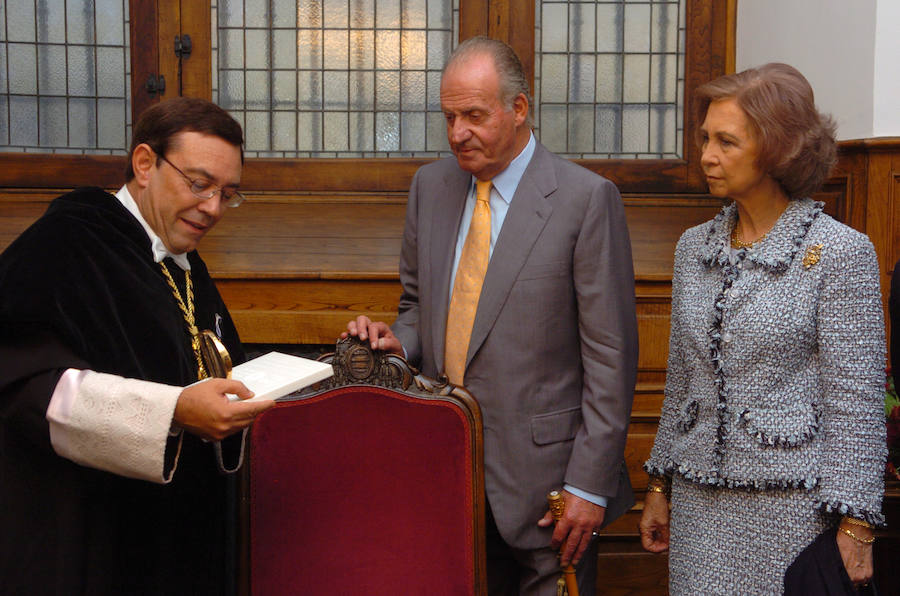 El rey Juan Carlos ha anunciado, este lunes, su voluntad y deseo de dejar de desarrollar actividades institucionales y completar su retirada de la vida pública a partir del 2 de junio, al cumplirse cinco años de la abdicación.