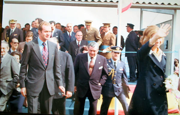 El rey Juan Carlos ha anunciado, este lunes, su voluntad y deseo de dejar de desarrollar actividades institucionales y completar su retirada de la vida pública a partir del 2 de junio, al cumplirse cinco años de la abdicación.